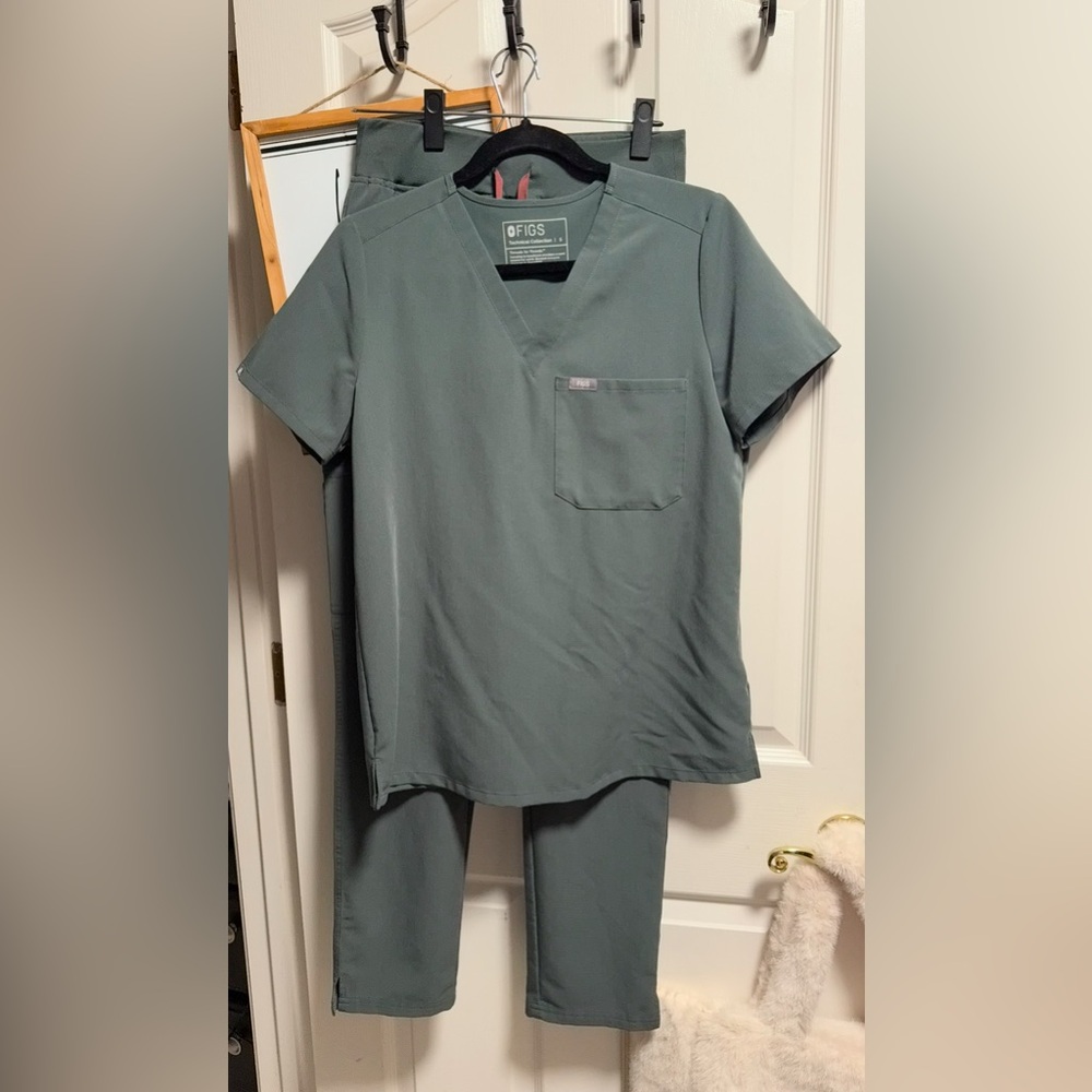 Figs scrub set in Bonsai color size small Catarina top high-waisted YOLO pants